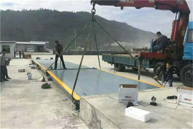 150噸電子汽車衡定期保養(yǎng)之清除內(nèi)部異物